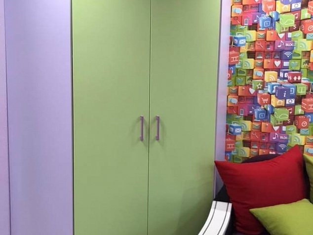 Двухцветный шкаф в интерьере